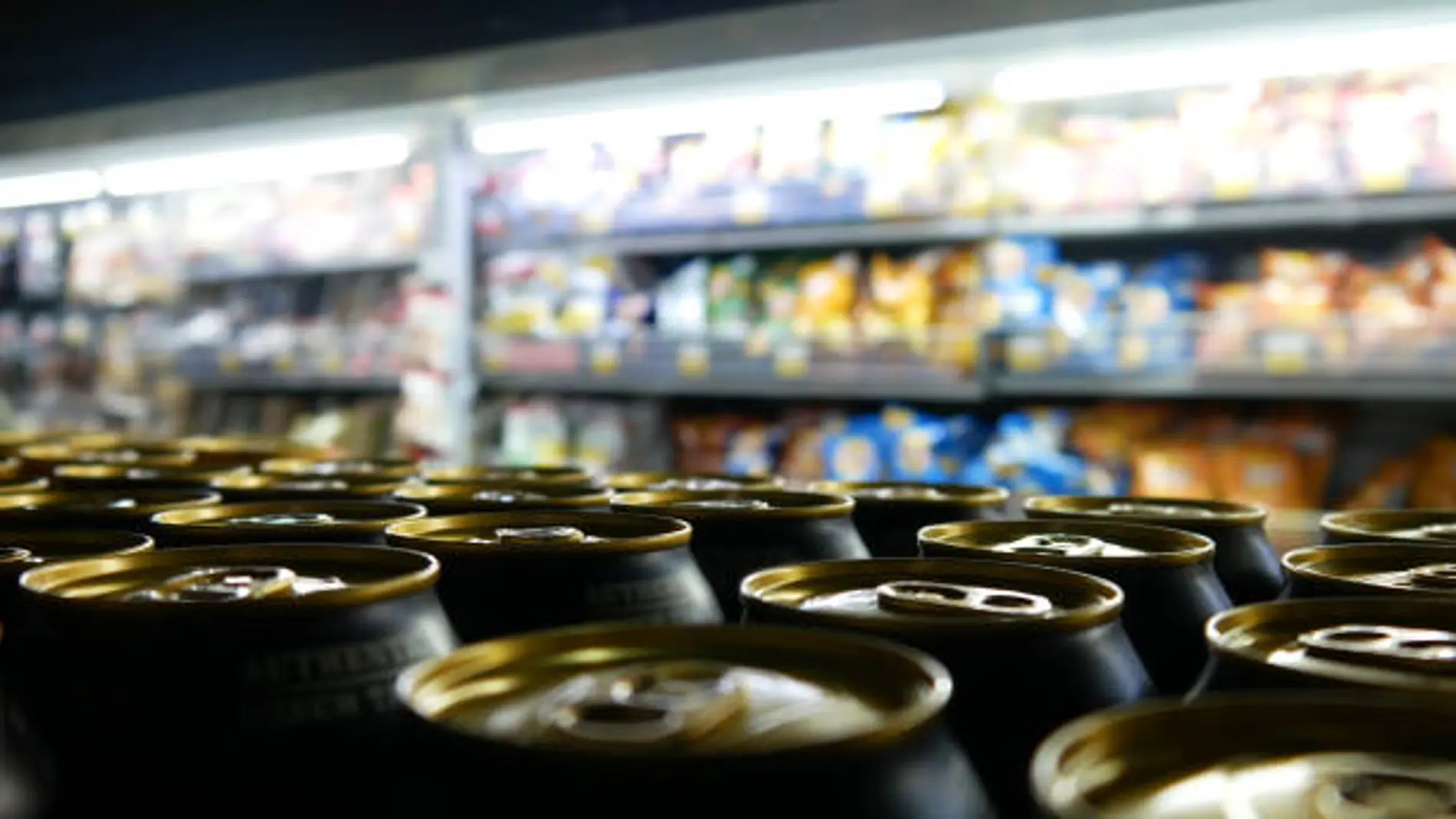 Latas de cerveza en el supermercado