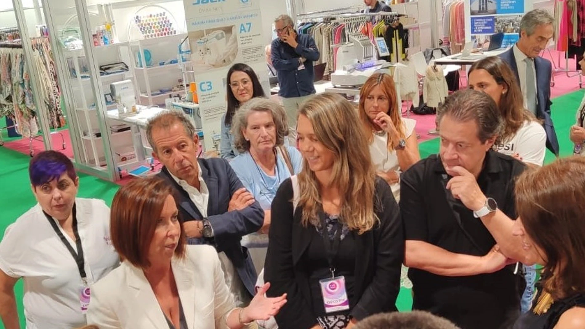 La directora general de Comercio y Consumo, María Pettit; la vicepresidenta de CEOE Castilla y León, Ángela de Miguel, durante la inauguración