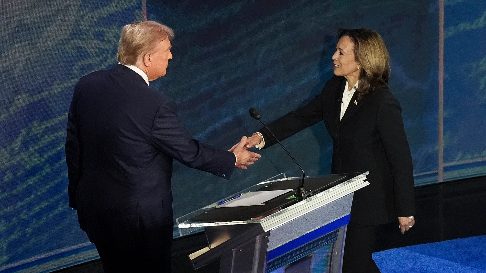 Philadelphia (United States), 11/09/2024.- Republican presidential candidate Donald J. Trump (L) and Democratic presidential candidate US Vice President Kamala Harris shake hands at the start of a presidential debate hosted by ABC News at the National Constitution Center in Philadelphia, Pennsylvania, USA 10 September 2024. The 90 minute event is the only planned debate between the two candidates in the 2024 presidential election. (Filadelfia) EFE/EPA/DEMETRIUS FREEMAN / POOL