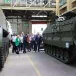 La ministra y la secretaria de Estado de Defensa visitan la fábrica de Trubia de GDELS-Santa Bárbara