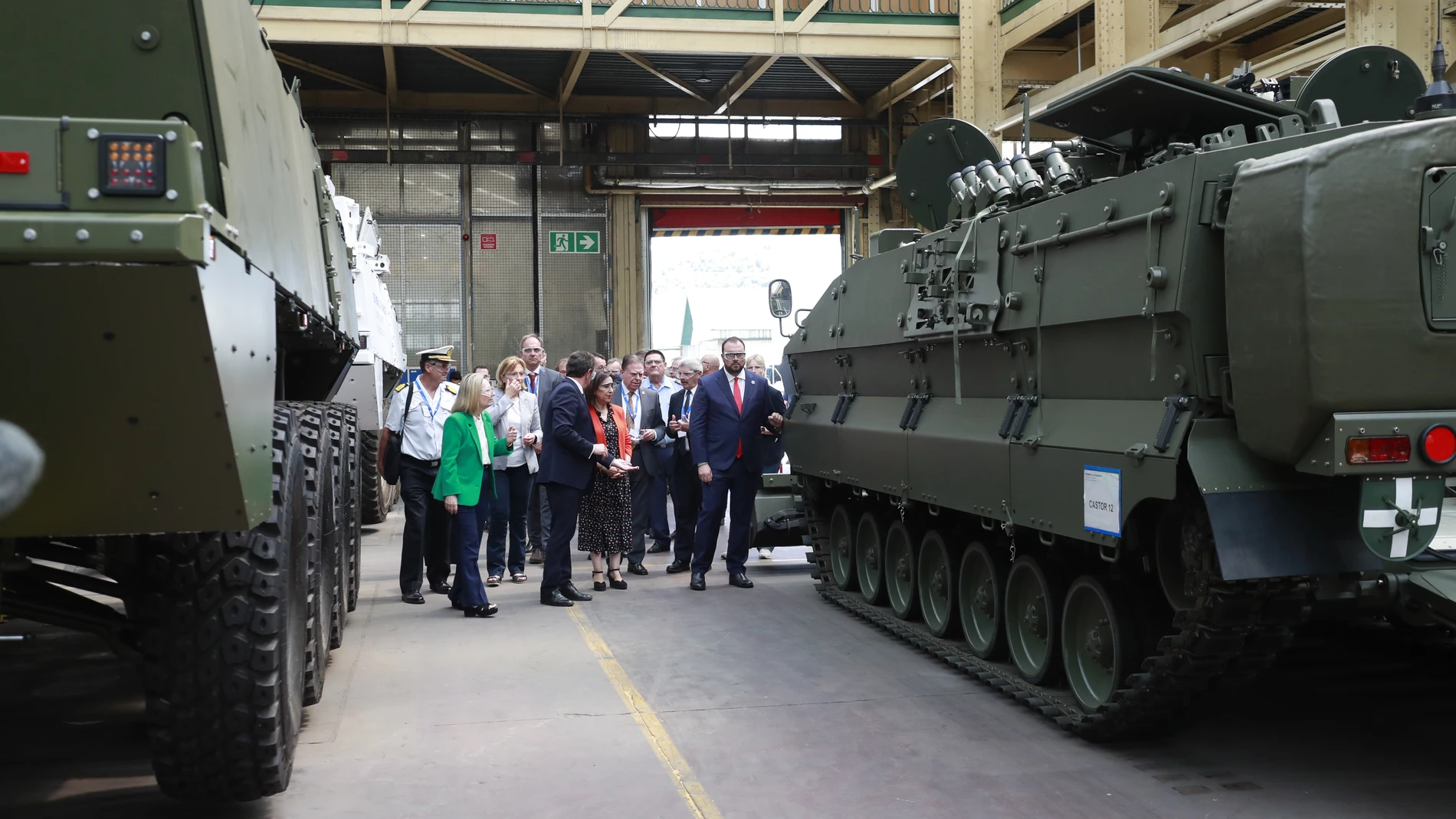 La ministra y la secretaria de Estado de Defensa visitan la fábrica de Trubia de GDELS-Santa Bárbara