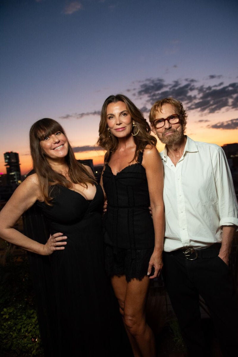 Mar Flores junto a los diseñadores Paloma Álvarez y Juanjo Mánez.