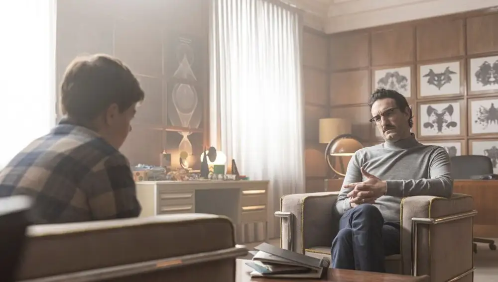 Eric Seijo y Miki Esparbé en una escena de la serie "Invisible"