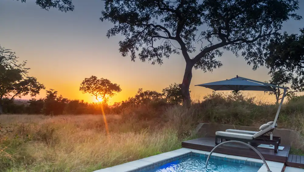 El Sabi Sabi Earth Lodge es un santuario de safari inspirado en la naturaleza