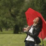 Chica bajo la lluvia