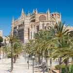 España cuenta con más de 8.000 municipios repartidos entre sus Comunidades Autónomas, y muchos de ellos destacan por su gastronomía, cultura o historia