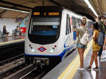 Gente esperando el metro en Madrid 