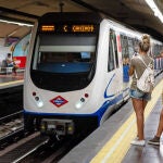 Gente esperando el metro en Madrid 