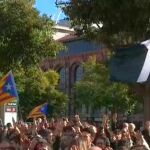 La bandera negra ondea junto a la estelada en una manifestación