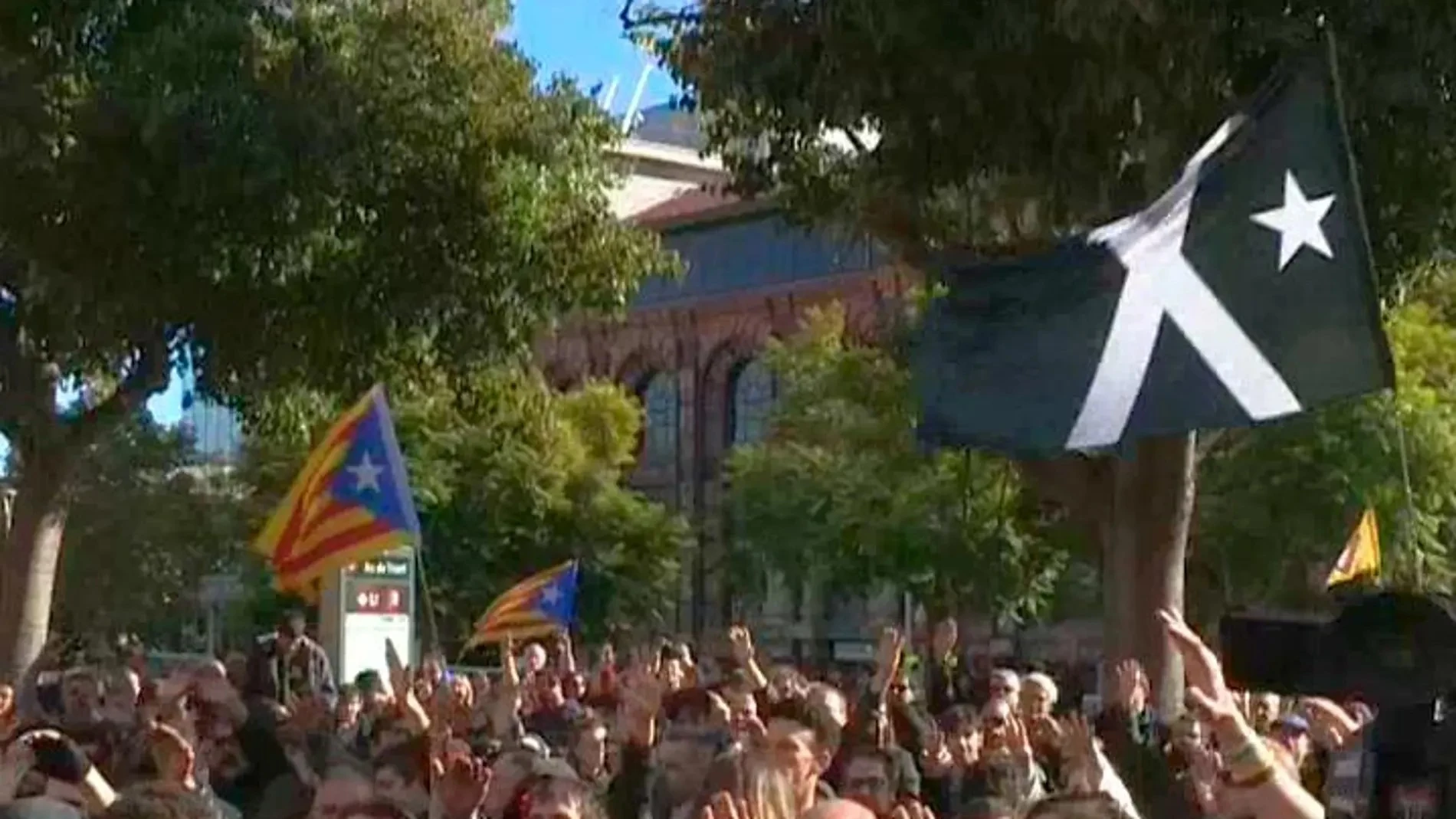 La bandera negra ondea junto a la estelada en una manifestación