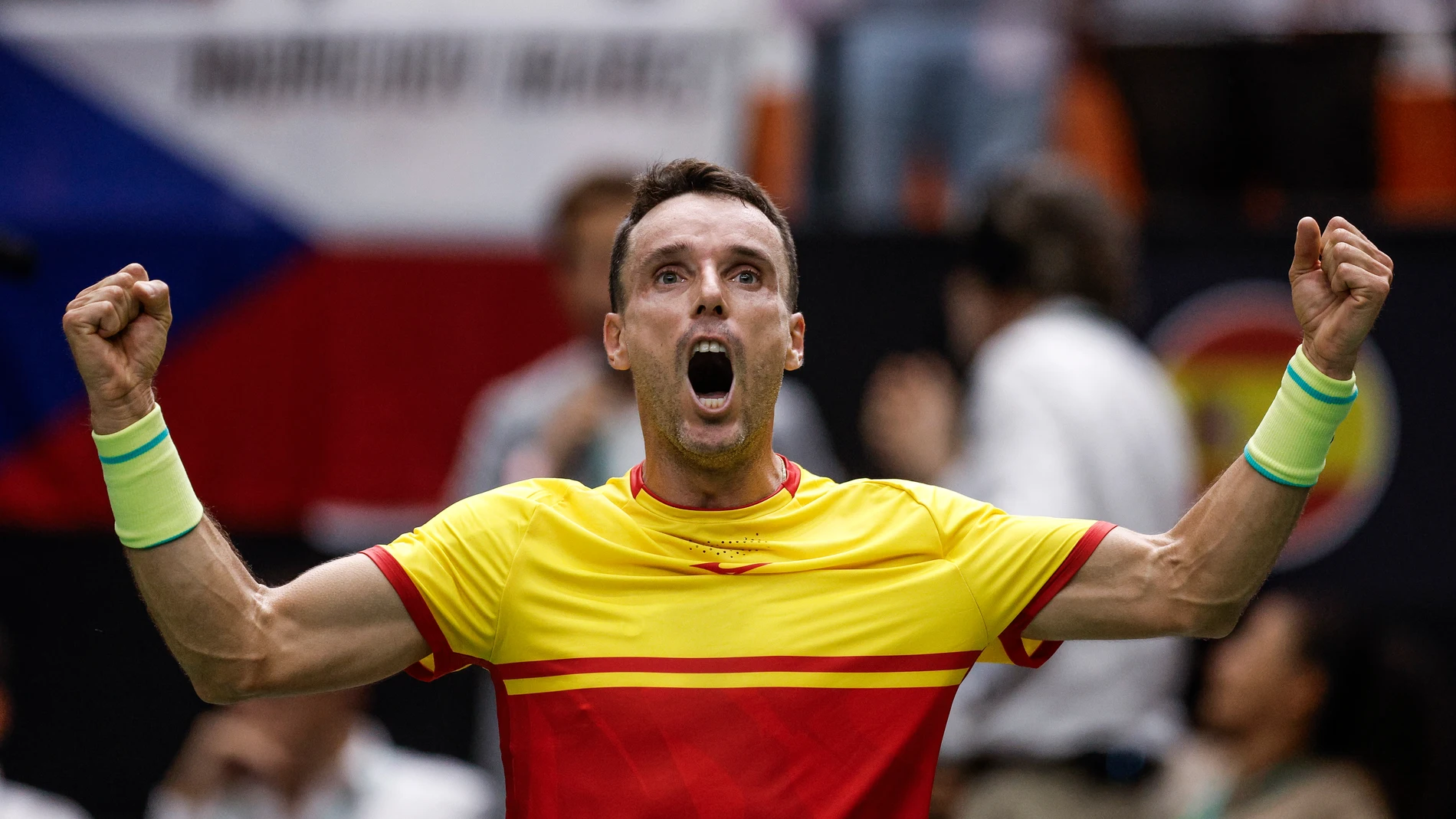 GRAFCVA2759. VALENCIA, 11/09/2024.- El jugador de la selección nacional de España, Roberto Bautista, celebra su victoria ante el jugador de la República Checa, Jiri Lehecka, en la segunda jornada del Grupo B de las Finales de la Copa Davis. EFE/Kai Foersterling