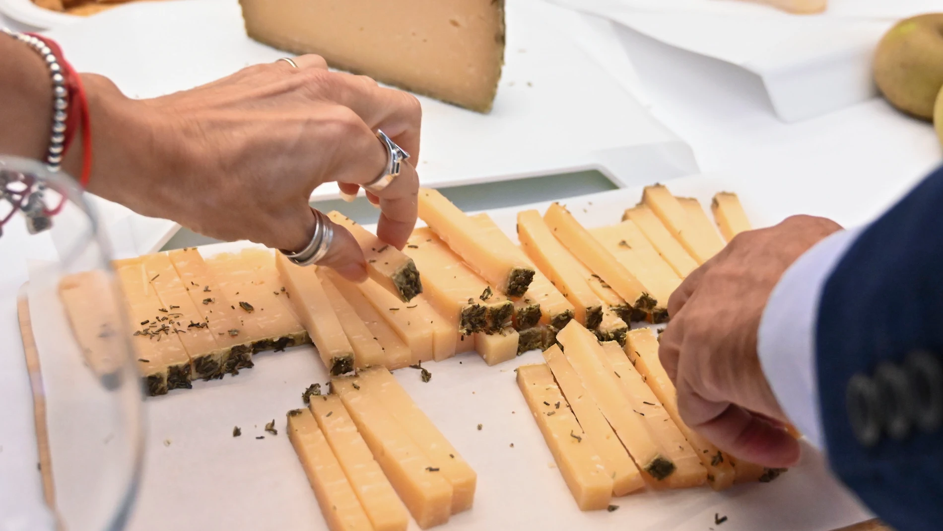 CARRIÓN DE LOS CONDES (PALENCIA), 11/09/2024.- El jurado de los XI Premios Cincho divulga, tras la última cata, el palmarés de uno de los certámenes internacionales de queso más prestigiosos, al que han concurrido 1.221 muestras de dieciséis países. Monasterio de San Zoilo.-EFE/ Almudena Álvarez