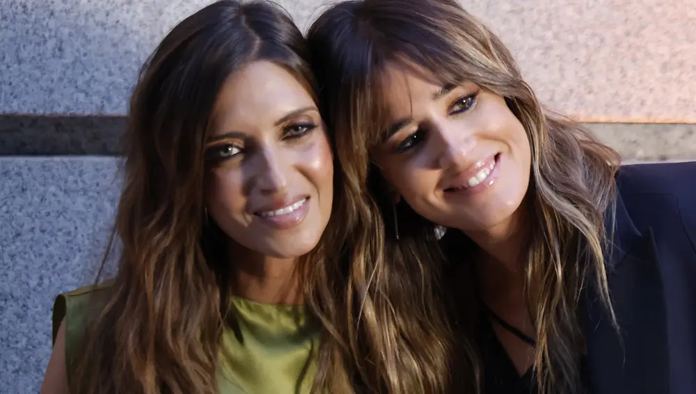 Sara Carbonero e Isabel Jiménez con looks de invitada de otoño.