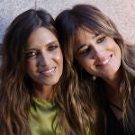 Sara Carbonero e Isabel Jiménez con looks de invitada de otoño.