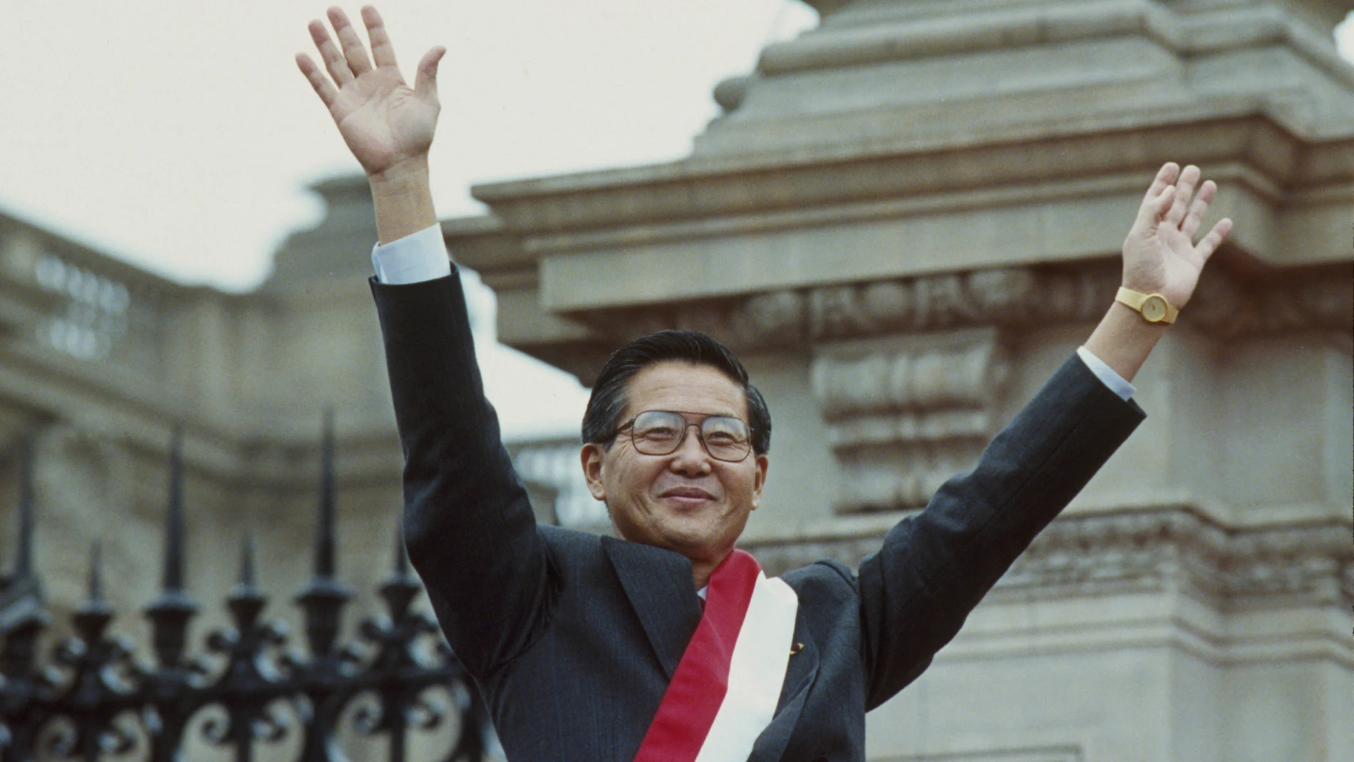 FILE - New Peruvian President Alberto Fujimori waves to supporters at the government palace, July 28, 1990. (AP Photo/Alejandro Balaguer, File)