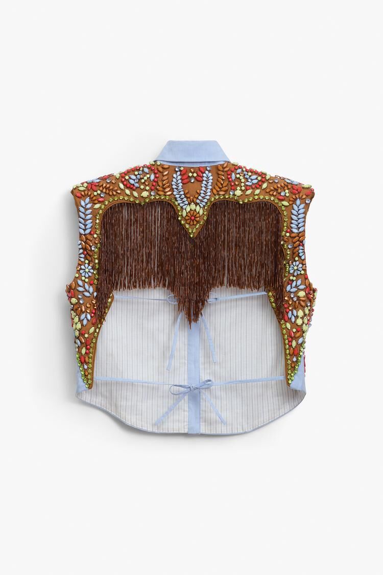 Camisa bordada.