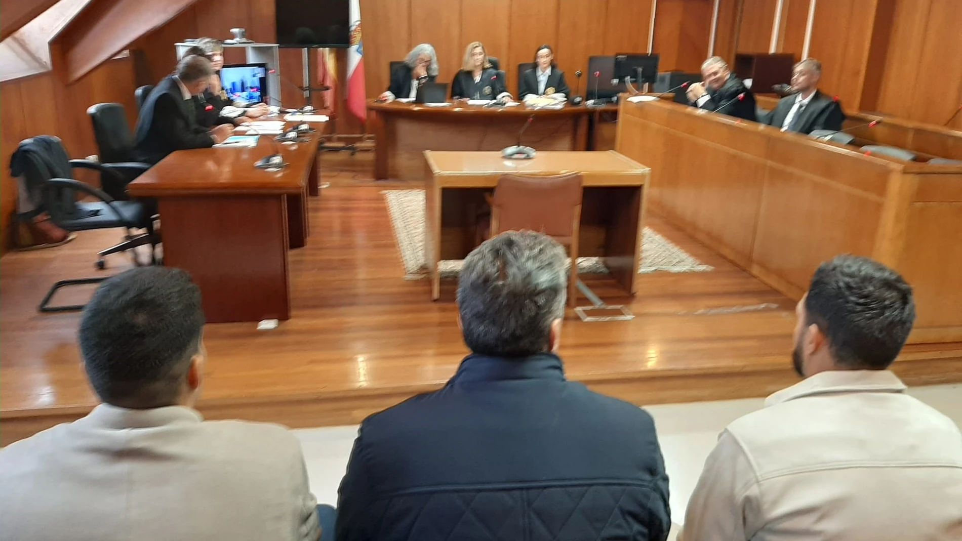 Los tres acusados de la brutal agresión a un hombre en Laredo en 2023, sentados en el banquillo en la Audiencia Provincial de Cantabria EUROPA PRESS 12/09/2024