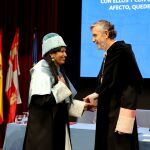 El rector de la Universidad de Burgos, Manuel Pérez Mateos, felicita a Visha Ferrera
