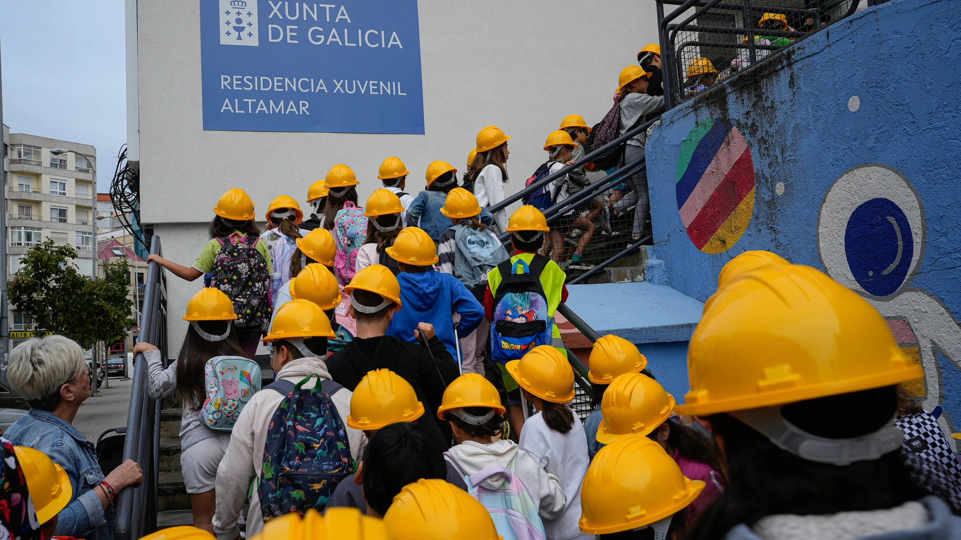 Imagen de niños accediendo al centro con cascos de protección. ADRIAN IRAGO-EUROPA PRESS 12/09/2024