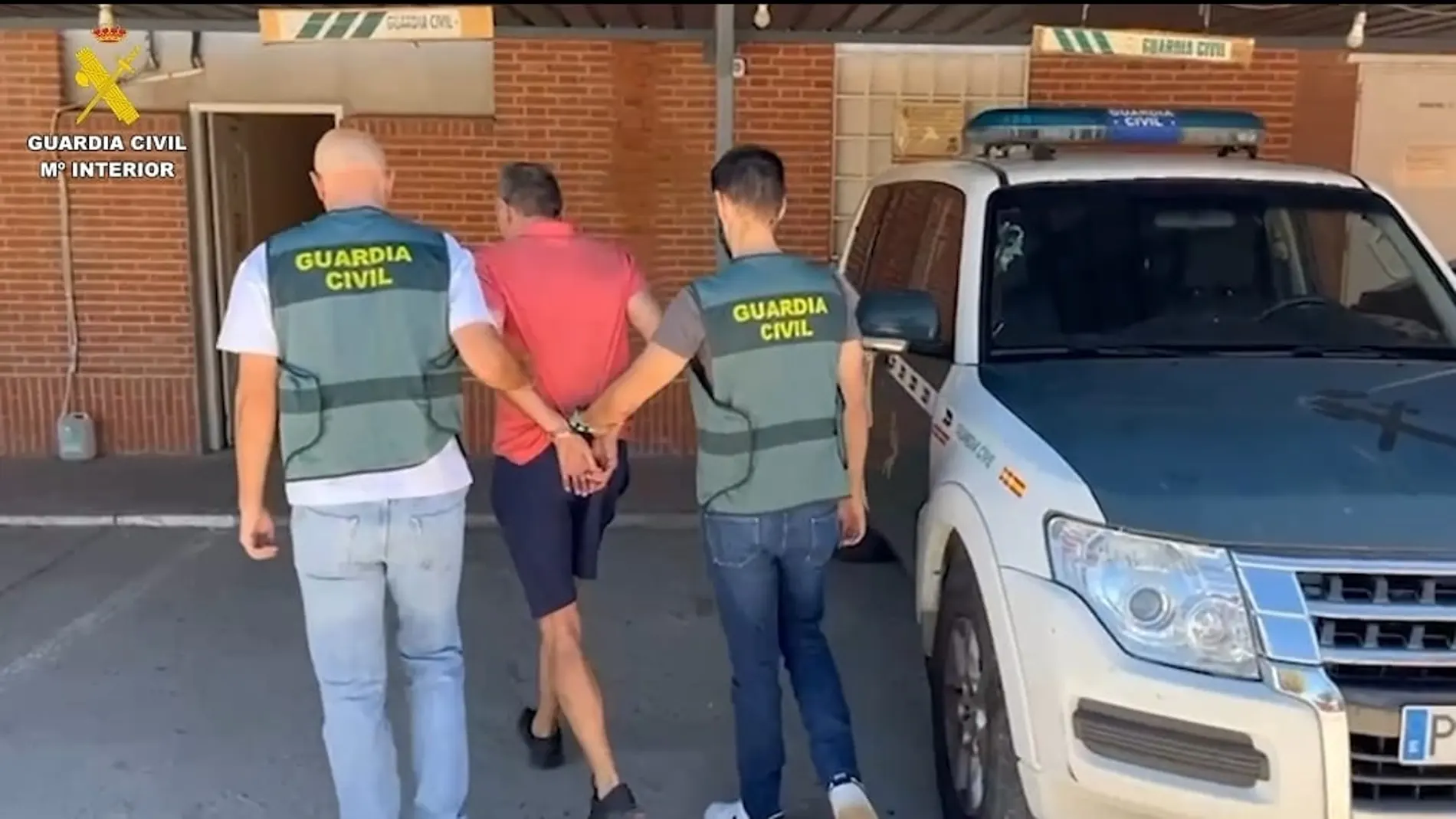 Agentes de la Guardia Civil conducen a un detenido