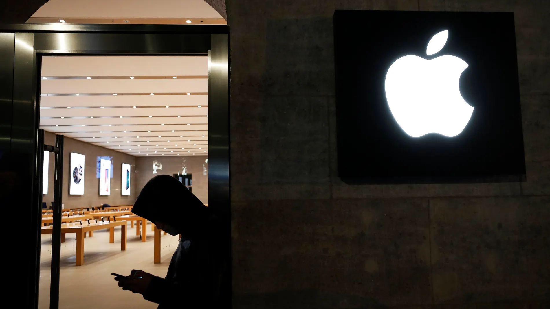 FT07. BOGOTÁ (COLOMBIA), 12/09/2024.- Fotografía de archivo del 3 de noviembre de 2017 de una persona revisando su teléfono móvil en una tienda Apple, en Berlín (Alemania). Hoy en día, lo que no tenga como principio básico la IA arranca mal. Así lo entendieron en Apple. El iPhone 16, cuyo precio de la edición básica será de 799 dólares, tiene como eje central Apple Intelligence. EFE/Felipe Trueba