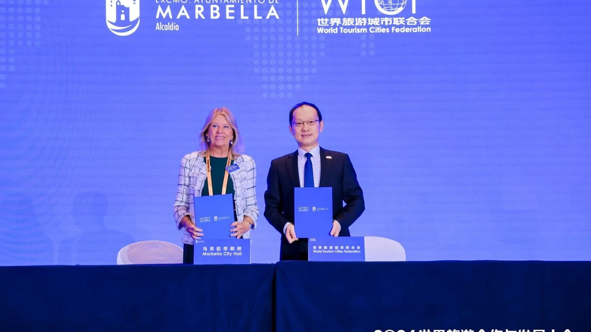 La alcaldesa de Marbella (Málaga), Ángeles Muñoz, formaliza en Pekín el acuerdo para que Marbella sea la sede en noviembre de 2025 del XXV Congreso de la Federación Mundial de Ciudades Turísticas (WTCF). REMITIDA / HANDOUT por AYUNTAMIENTO MARBELLA Fotografía remitida a medios de comunicación exclusivamente para ilustrar la noticia a la que hace referencia la imagen, y citando la procedencia de la imagen en la firma 12/09/2024