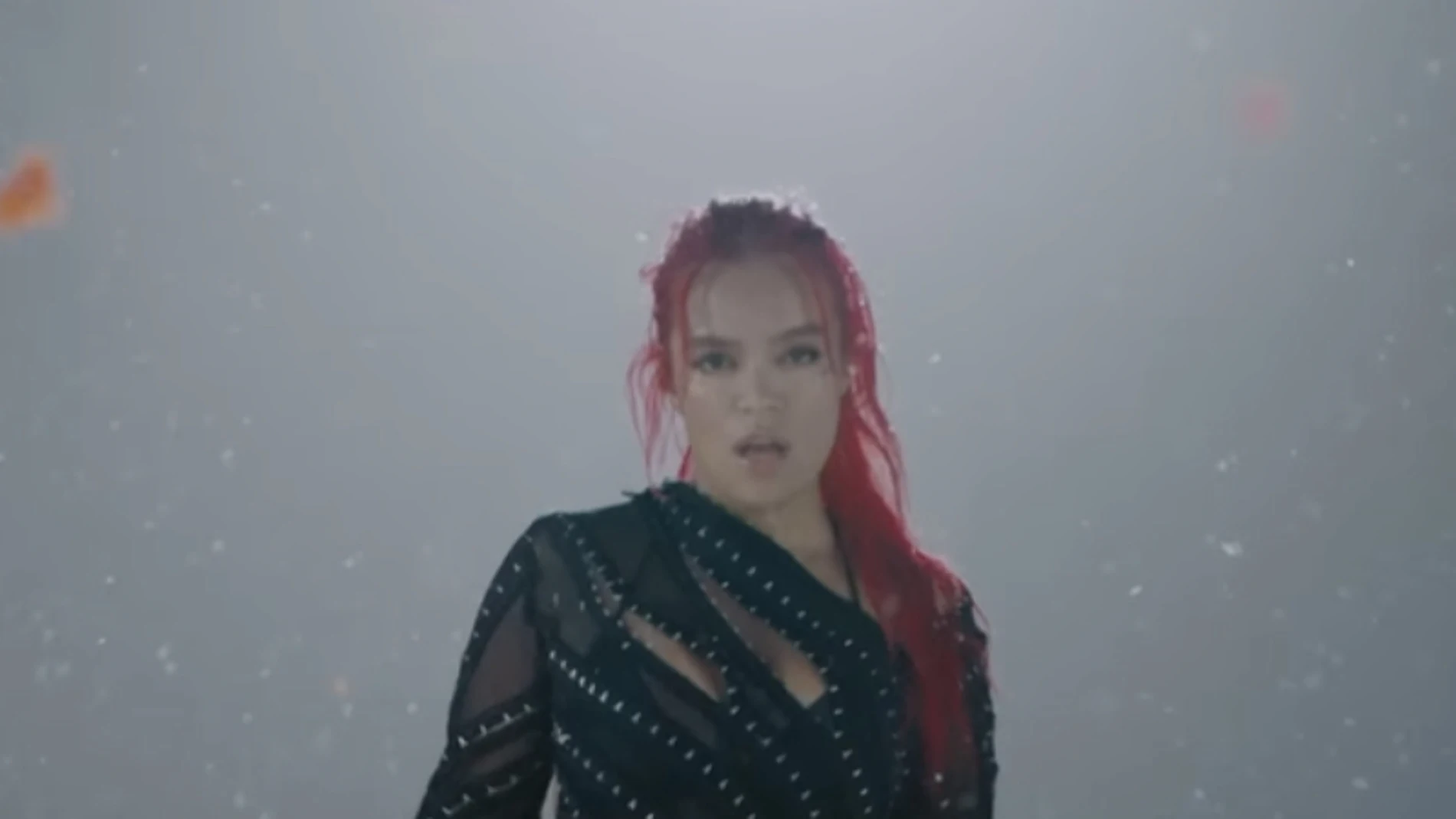 Karol G, con look de Emeerree en el videoclip de "TQG"