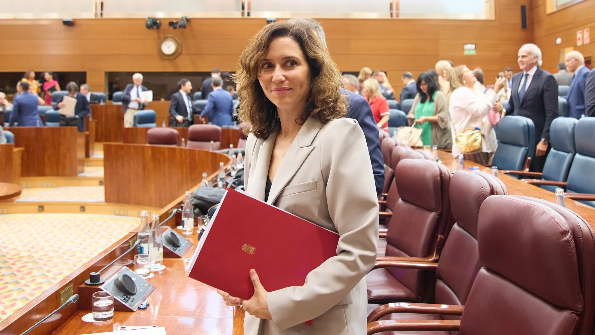 La presidenta de la Comunidad de Madrid, Isabel Díaz Ayuso, durante a la primera sesión del Debate del Estado de la Región en la Asamblea de Madrid, a 12 de septiembre de 2024, en Madrid (España). La presidenta de la Comunidad de Madrid, Isabel Díaz Ayuso, afronta hoy y mañana en la Asamblea el Debate del Estado de la Región, el primero desde que cuenta con mayoría absoluta y en el que se prevé que haga balance de gestión y desglose las principales líneas de acción de su Gobierno.12 SEPTIEM...