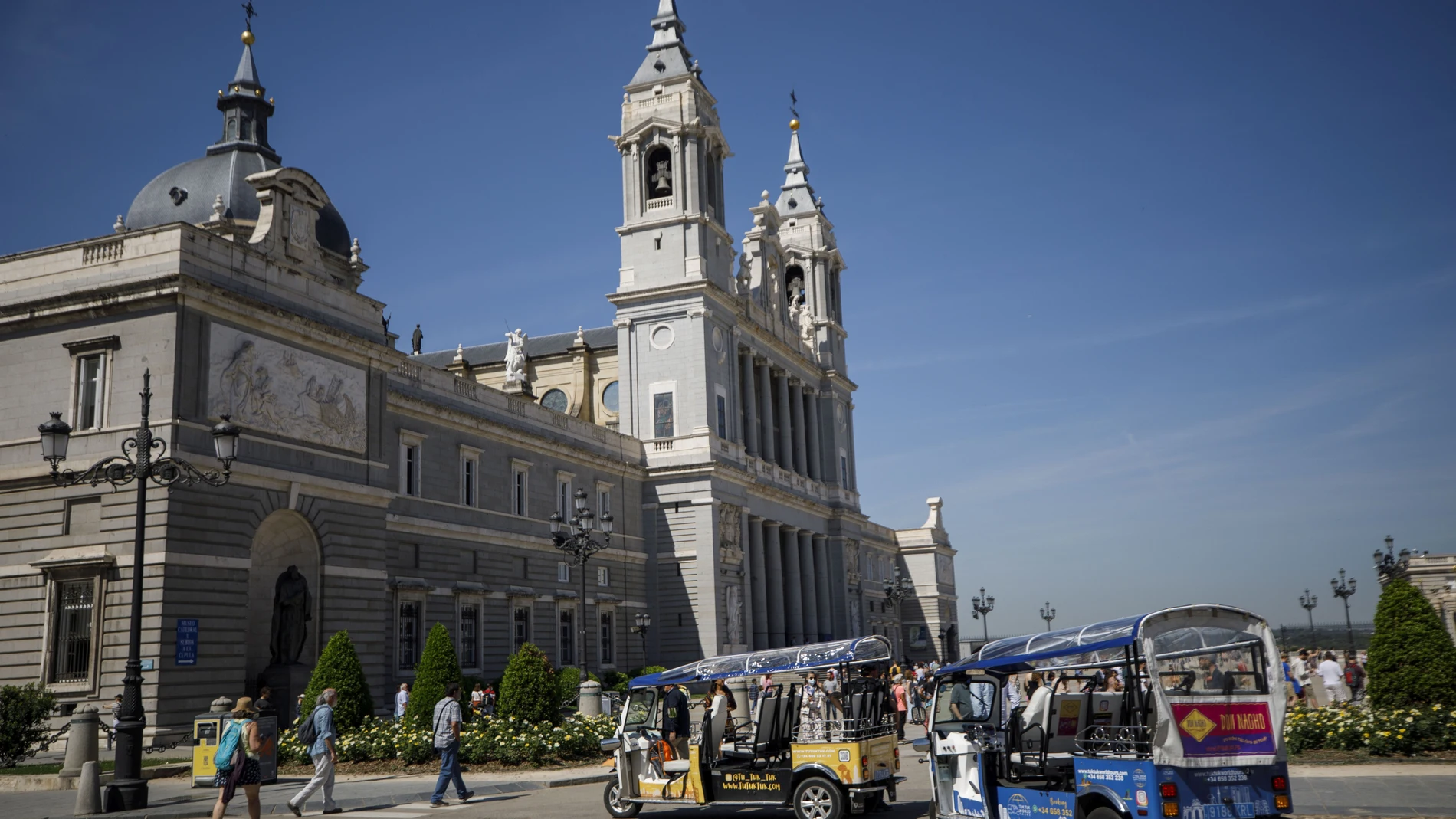 Turistas en tuk tuk en Madrid