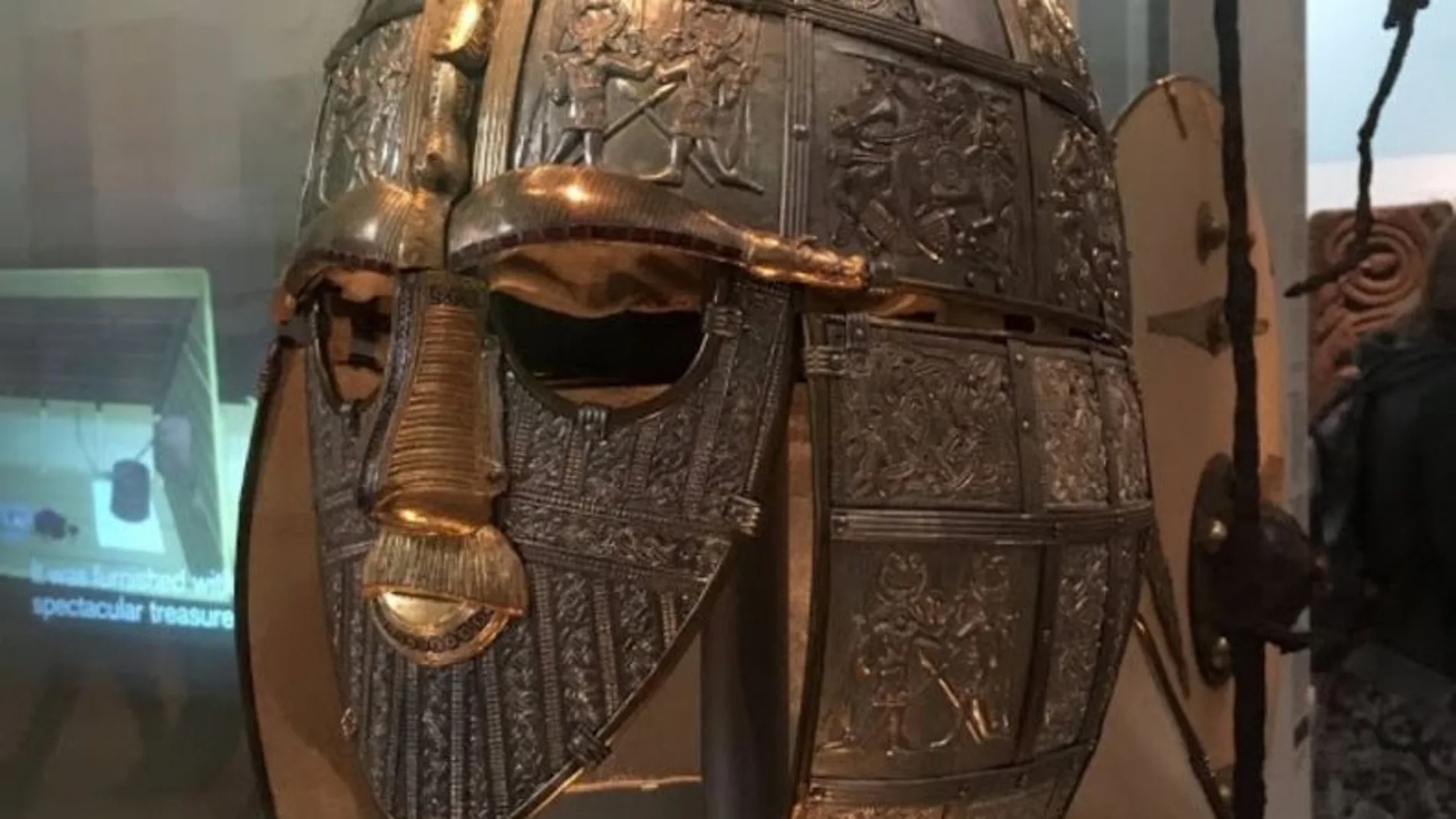 El famoso casco Sutton Hoo, de la época de los primeros anglosajones