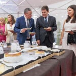 El presidente de Castilla y León, Alfonso Fernández Mañueco, degusta alguno de los quesos participantes en la Feria, junto a Faúndez, González Corral y Leticia García, entre otras autoridades
