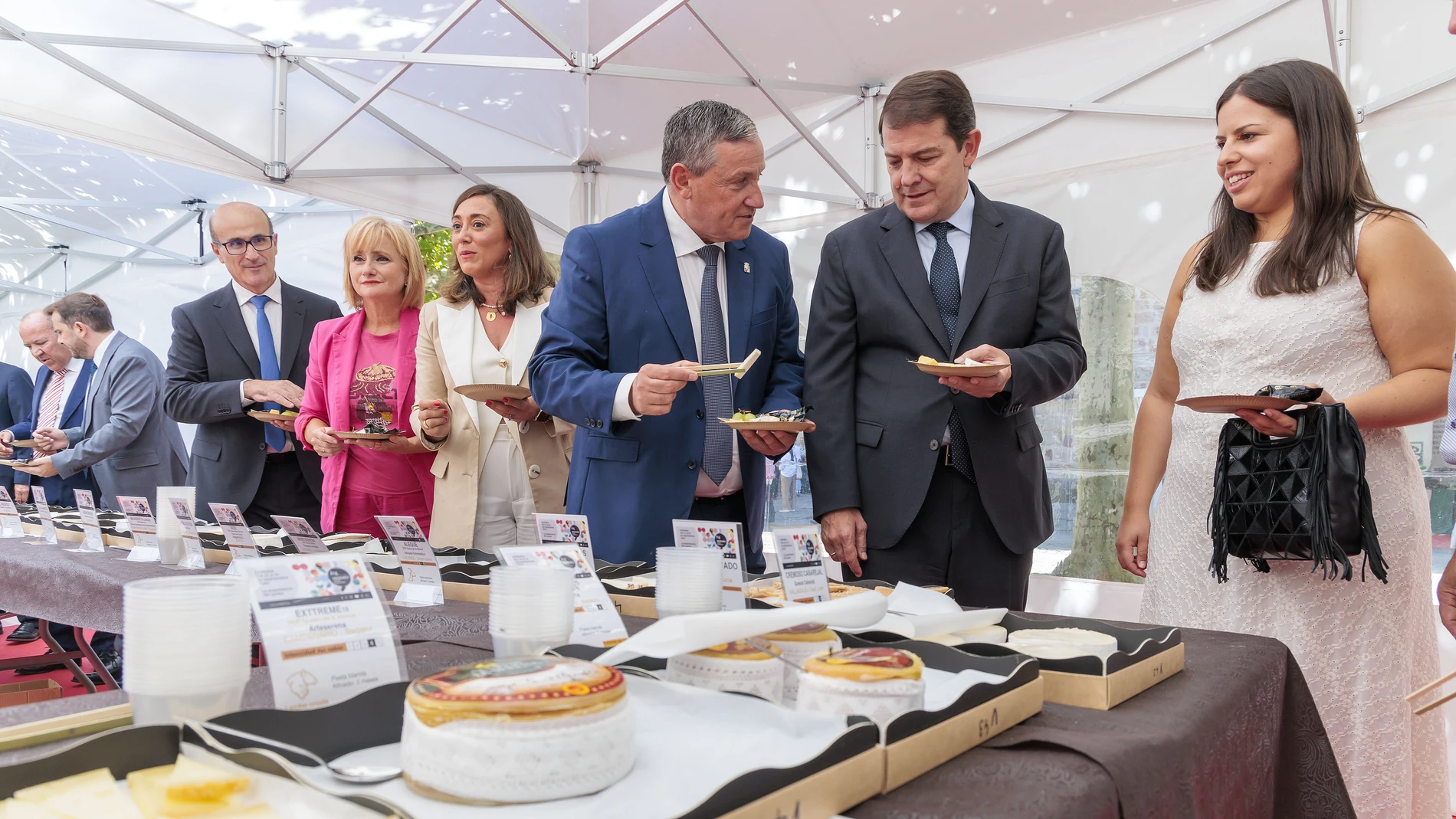El presidente de Castilla y León, Alfonso Fernández Mañueco, degusta alguno de los quesos participantes en la Feria, junto a Faúndez, González Corral y Leticia García, entre otras autoridades