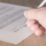¿Tachas tu nombre al firmar? Esto es lo que significa según la grafología