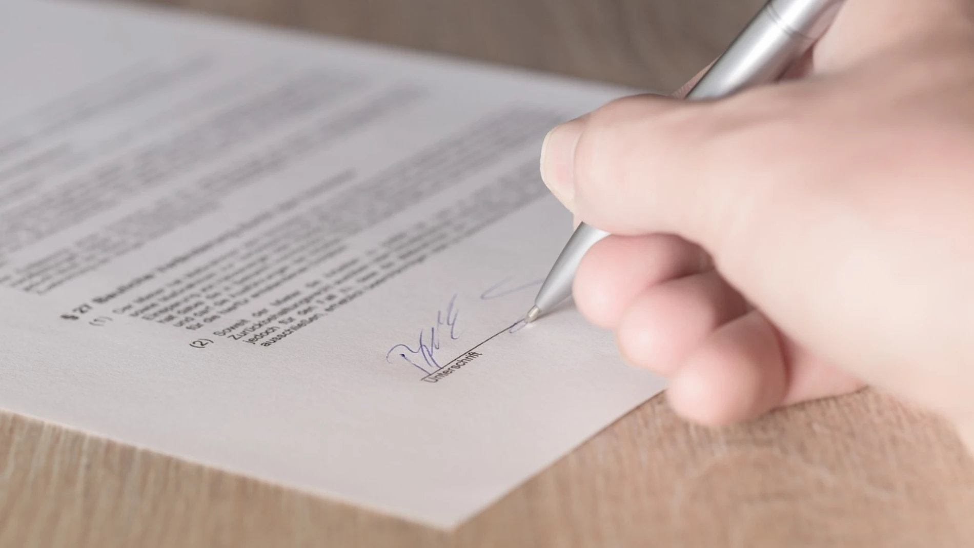 ¿Tachas tu nombre al firmar? Esto es lo que significa según la grafología
