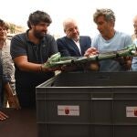 El presidente junto a Carlos de Juan, arqueólogo y director técnico de la extracción del Pecio Mazarrón; y junto a una buzo que ha participado en las labores de extracción