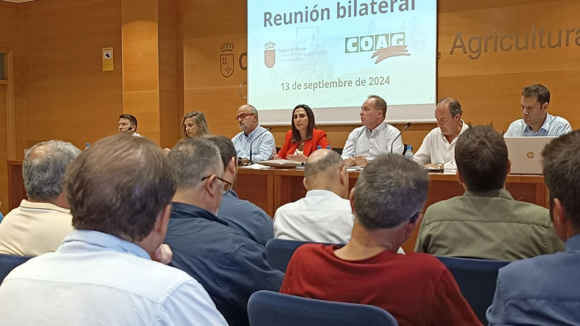 La consejera Sara Rubira, junto al resto de su equipo directivo, en la reunión que han mantenido este viernes con miembros del Consejo Regional de COAG