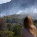 El incendio forestal de Simat (Valencia) continúa activo y se incorporan a la extinción dos medios aéreos 