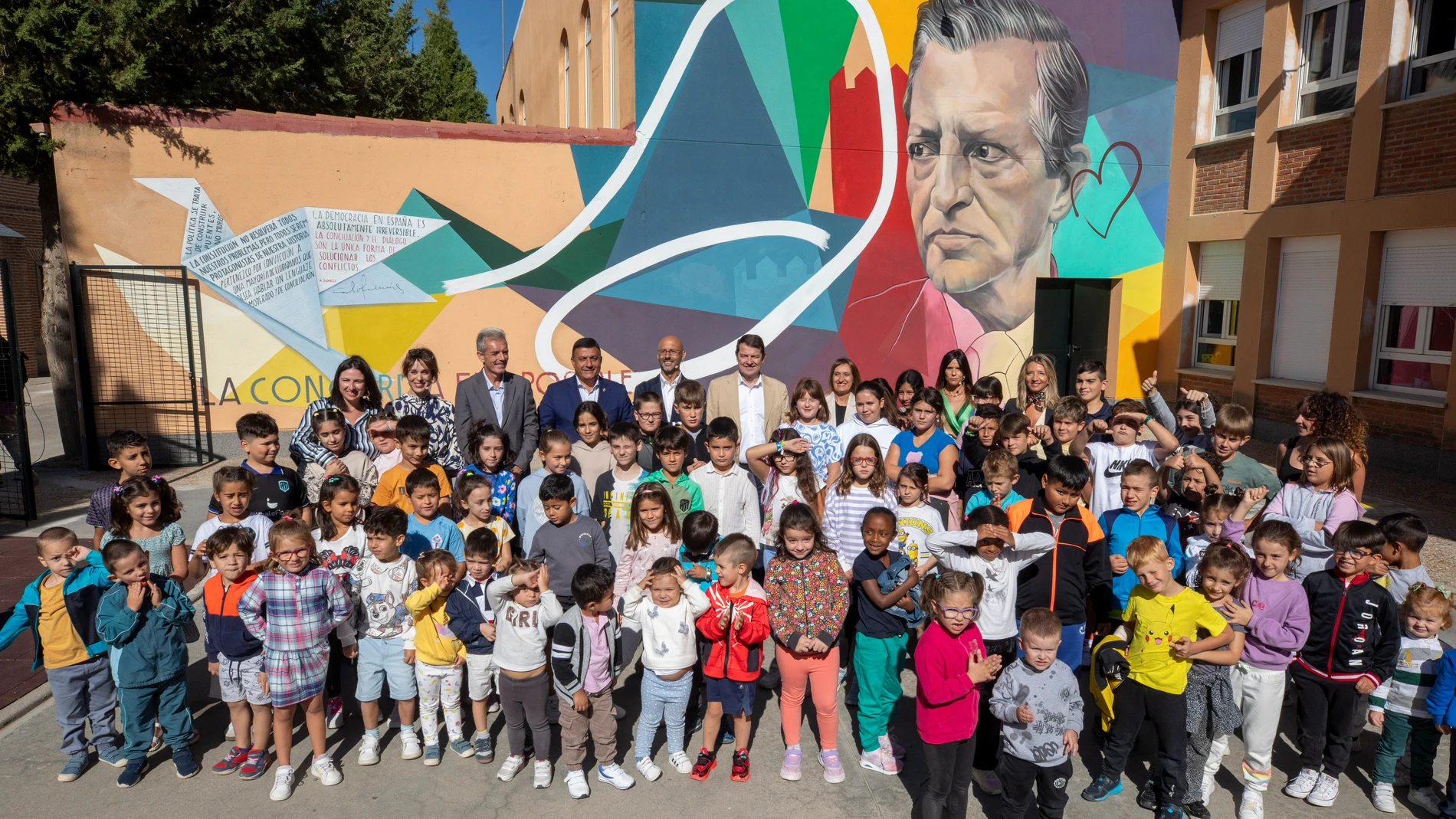 El presidente Fernández Mañueco inaugura el curso, en Fontiveros, junto a Rocío Lucas, Carlos García y Alicia García, entre otras personalidades