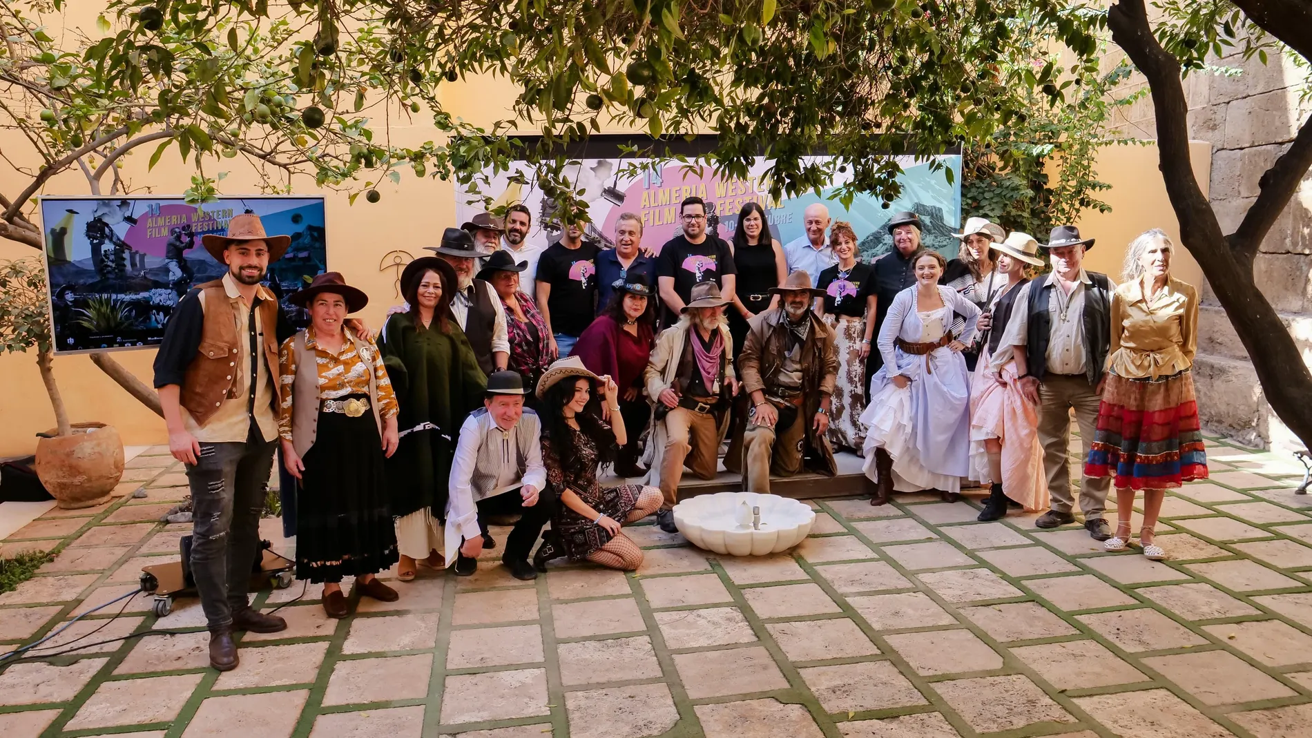 Foto de familia de la presentación del festival