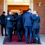 Pedro Sánchez recibe a los participantes de una reunión acerca del conflicto de Palestina e Israel 