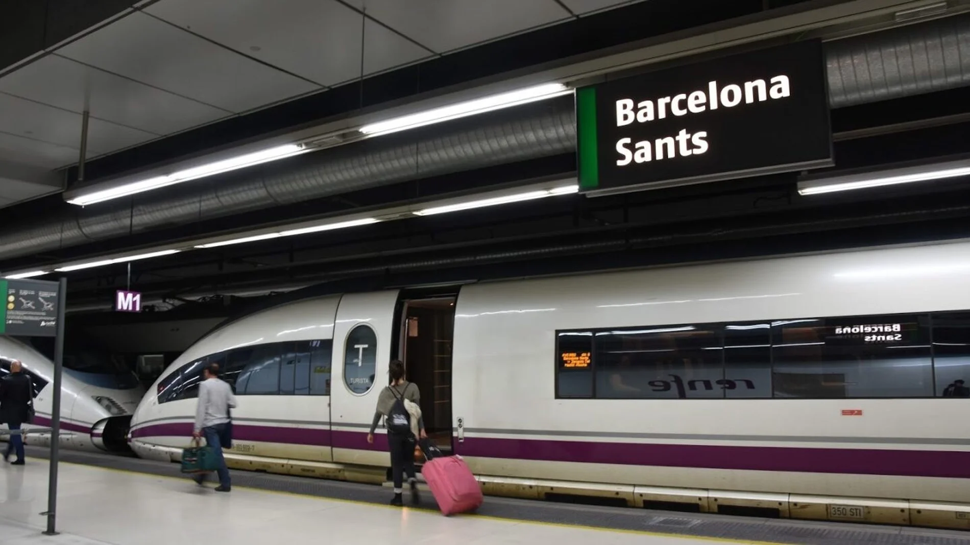 Tren AVE en la estación de Sants