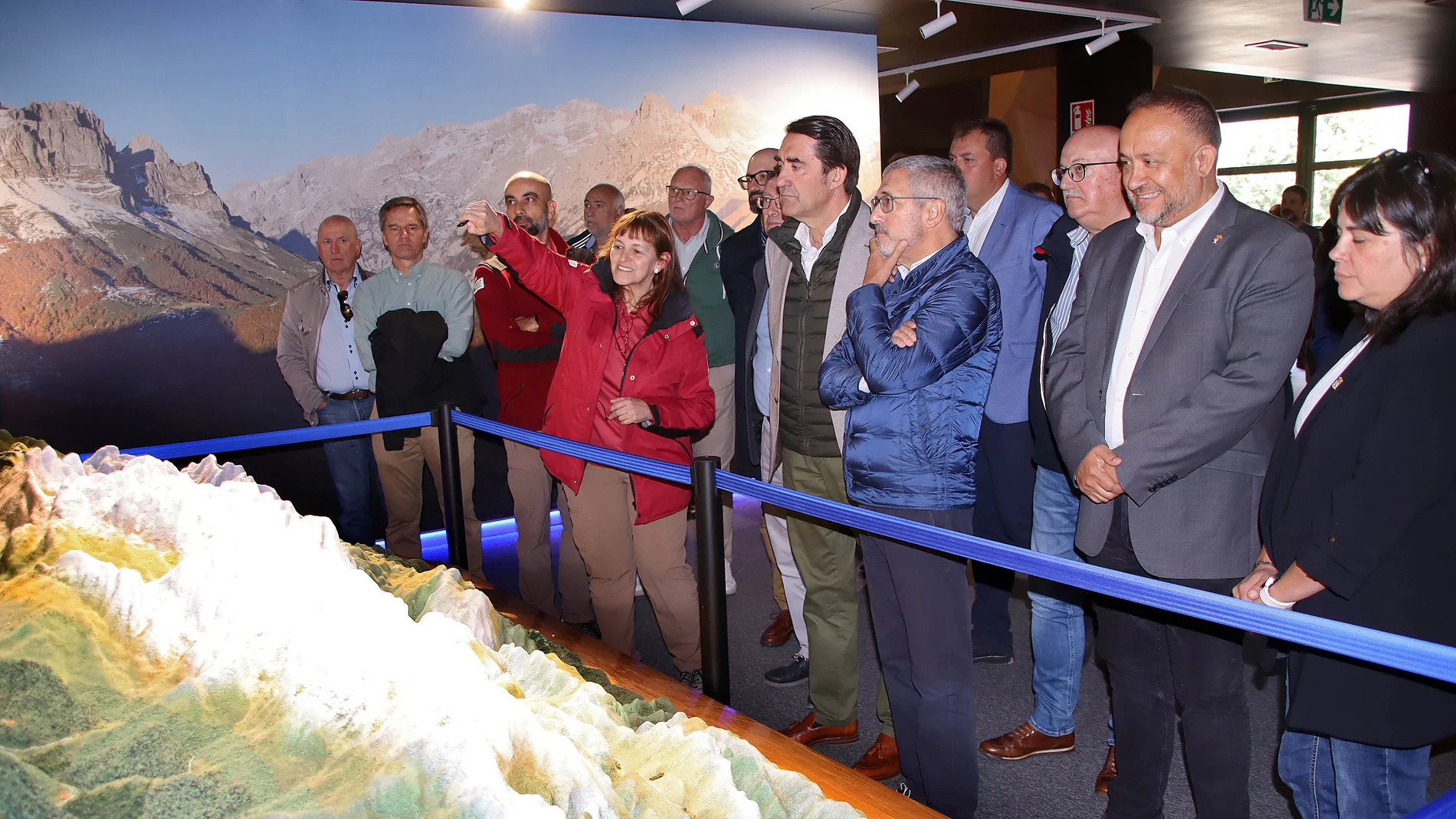 El consejero de Medio Ambiente y el secretario de Estado Hugo Morán, en el Centro de Visitantes del Parque Nacional de Picos de Europa, con el subdelegado del Gobierno, Héctor Alaiz y el presidente de la Diputación, Gerardo Álvarez