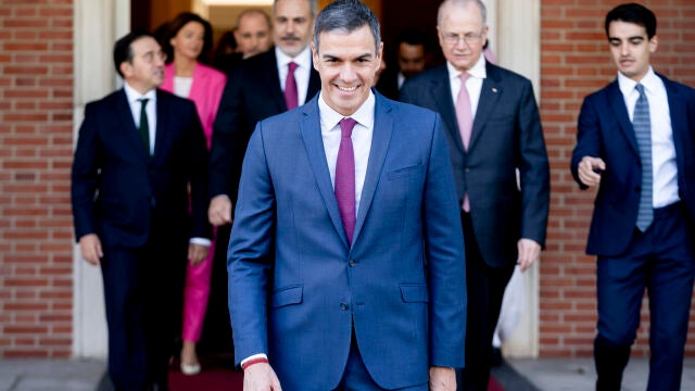 Pedro Sánchez recibe a los participantes de una reunión acerca del conflicto de Palestina e Israel 