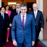 Pedro Sánchez recibe a los participantes de una reunión acerca del conflicto de Palestina e Israel 