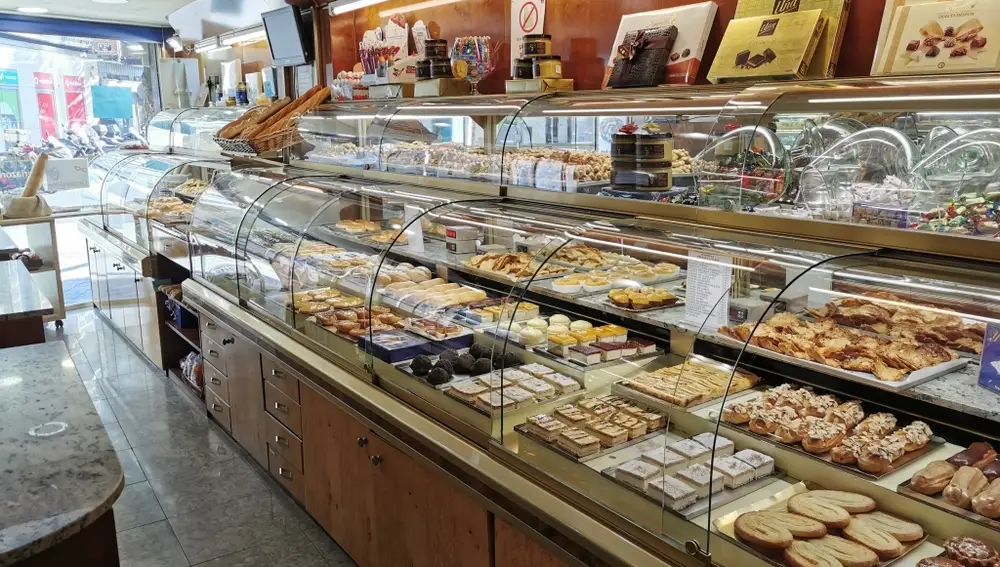 Expositor de productos en el interior de la tienda