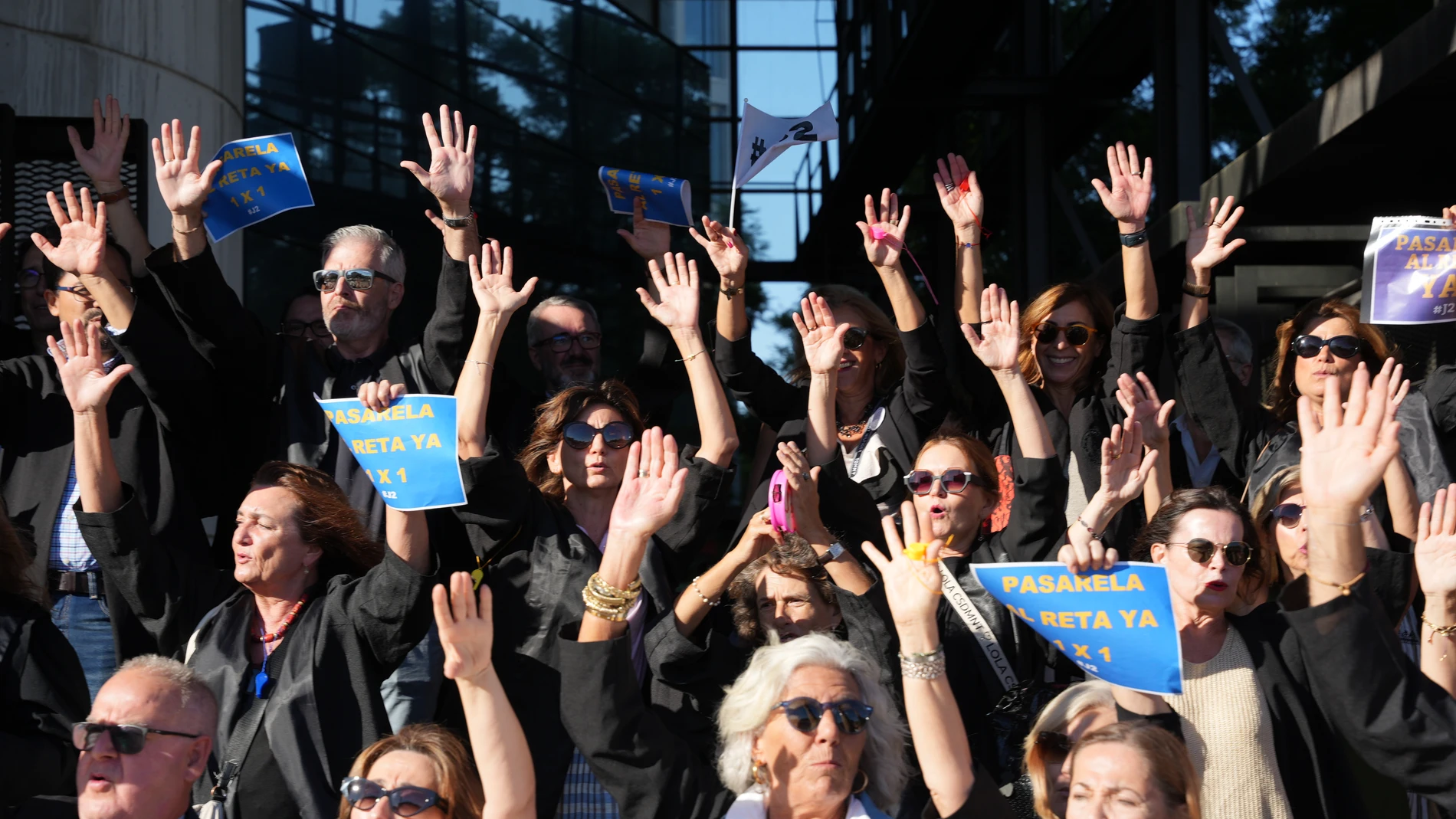 Miembros del colectivo de Abogados y Procuradores durante la manifestación. A 13 de septiembre de 2024, en Sevilla (Andalucía, España). Colectivo de Abogados y Procuradores se manifiestan en Sevilla y convocan sentada delante de la Tesorería General de la Seguridad Social en reivindicación de la problemática de sus pensiones y con la Mutualidad. 13 SEPTIEMBRE 2024 María José López / Europa Press 13/09/2024
