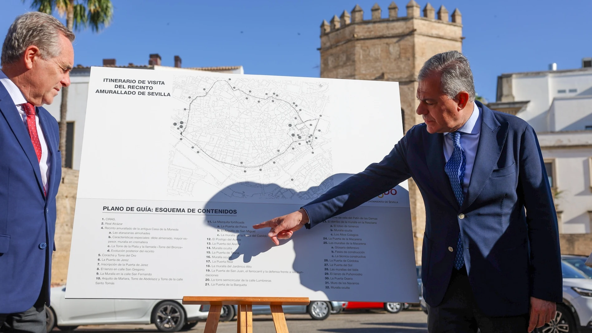 El alcalde de Sevilla muestra los detalles del proyecto, junto a Juan Bueno, con la Torre de la Plata al fondo