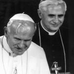  Foto de archivo tomada en noviembre de 1980 que muestra al Papa Juan Pablo II (i), junto al cardenal alemán Joseph Ratzinger en Munich, Alemania