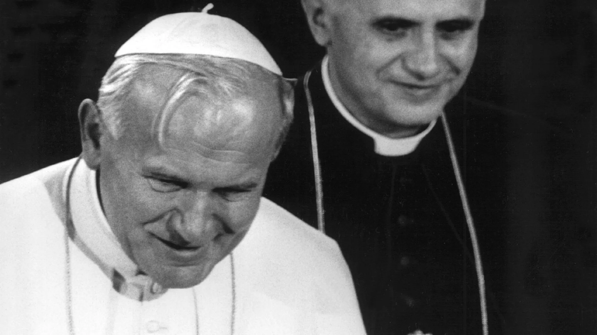 Foto de archivo tomada en noviembre de 1980 que muestra al Papa Juan Pablo II (i), junto al cardenal alemán Joseph Ratzinger en Munich, Alemania