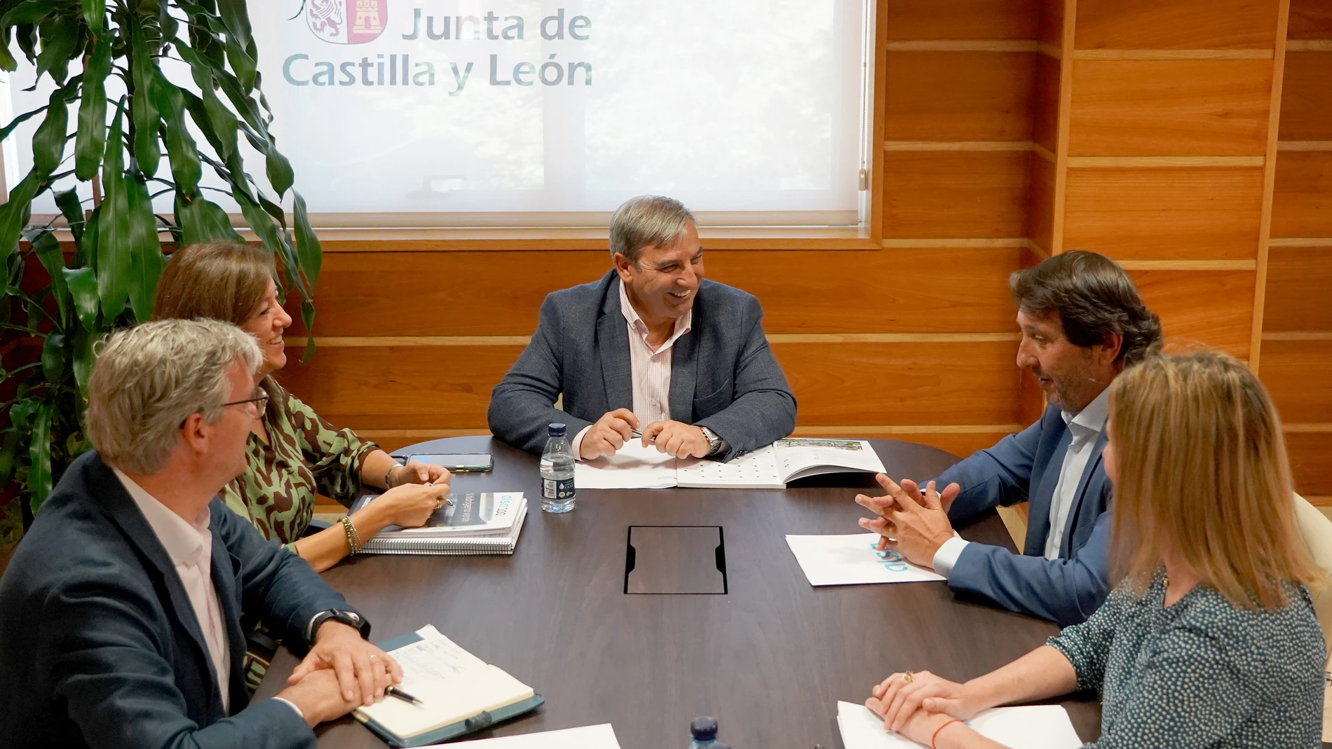 El consejero de Movilidad y Transformación Digital, José Luis Sanz Merino, se reúne con representantes de Alsa